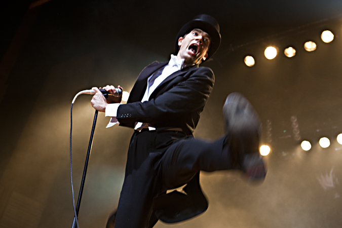 images/musicstage/hives1.jpg