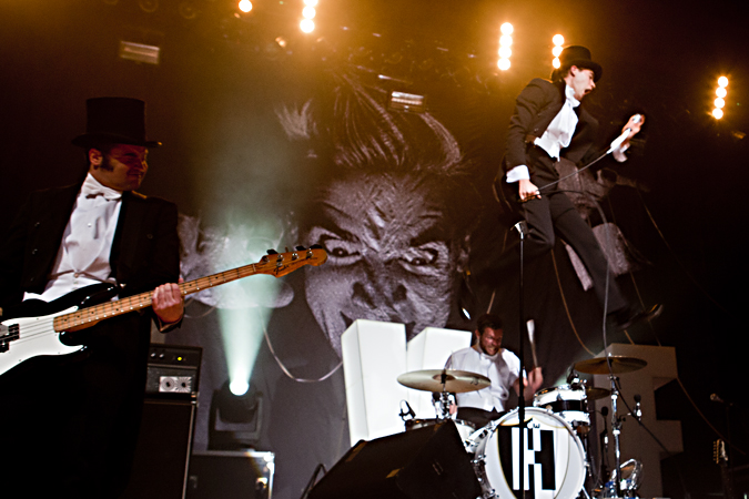 images/musicstage/hives2.jpg